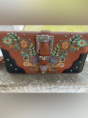 MONTANA WEST WALLET Brown Embroidered Floral Wallet Clutch with Silver Buckle